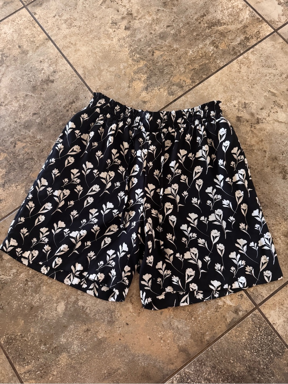 Simply Vera Vera Wang Women's Shorts Size XS Lined Black White Flowers Pockets